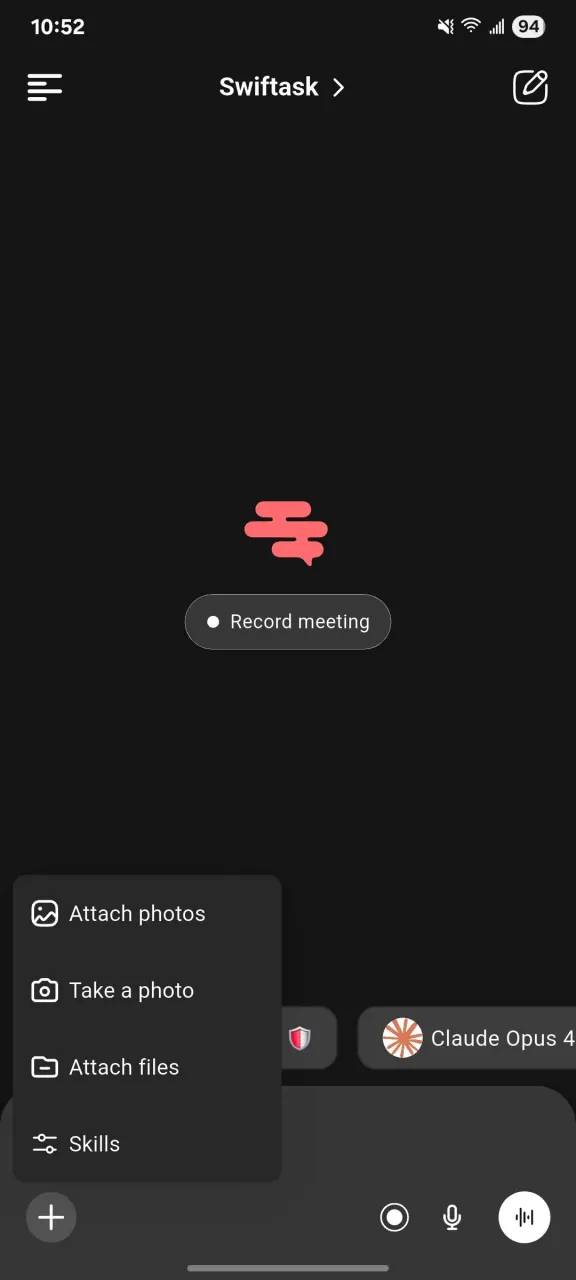 Menu des pièces jointes avec photos, appareil photo, fichiers et skills options